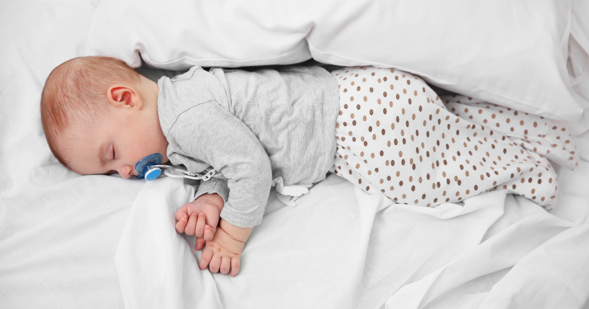 Bebé durmiendo plácidamente con su chupete