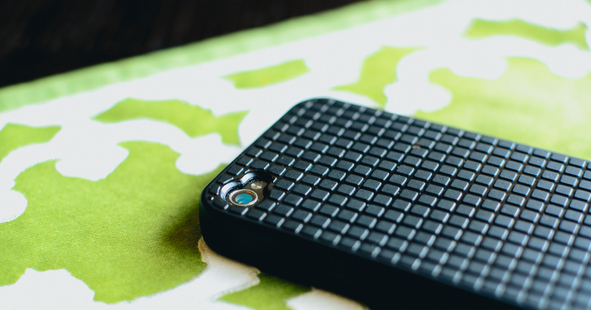 Un teléfono celular: las pantallas forman parte del día a día de las familias